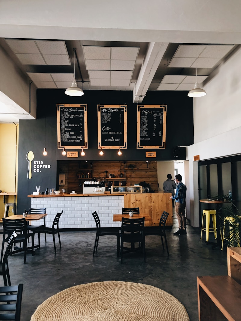 古老石造走廊，光影交錯