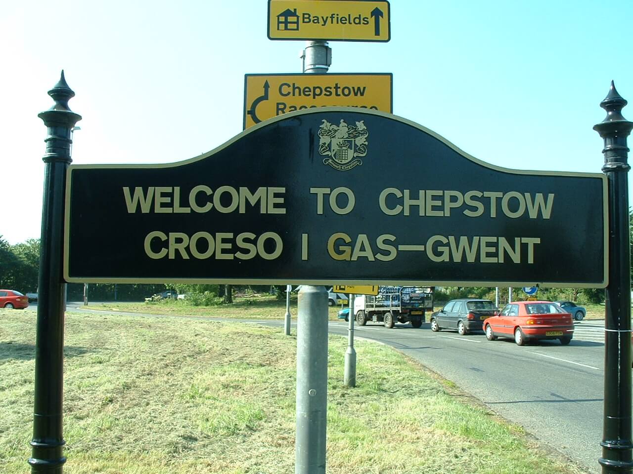 Bilingual Welsh-English welcome sign in Chepstow