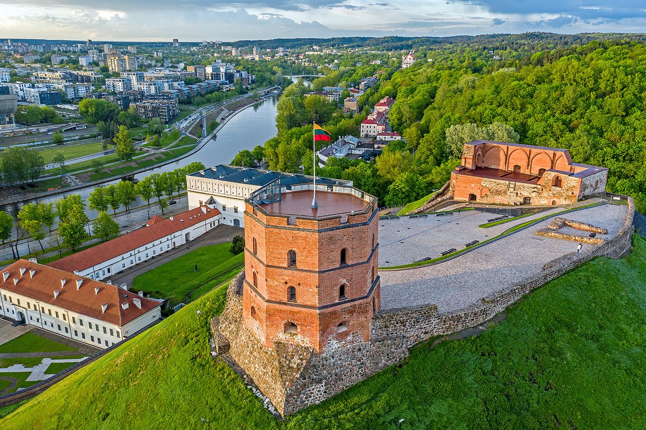 Gediminas Tower above Vilnius, a landmark of the medieval Grand Duchy — Photo by Augustas Didzgalvis, CC BY-SA 4.0, via Wikimedia Commons